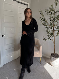 Valerie Ribbed Knit Long Sleeve Maxi Dress (Black)