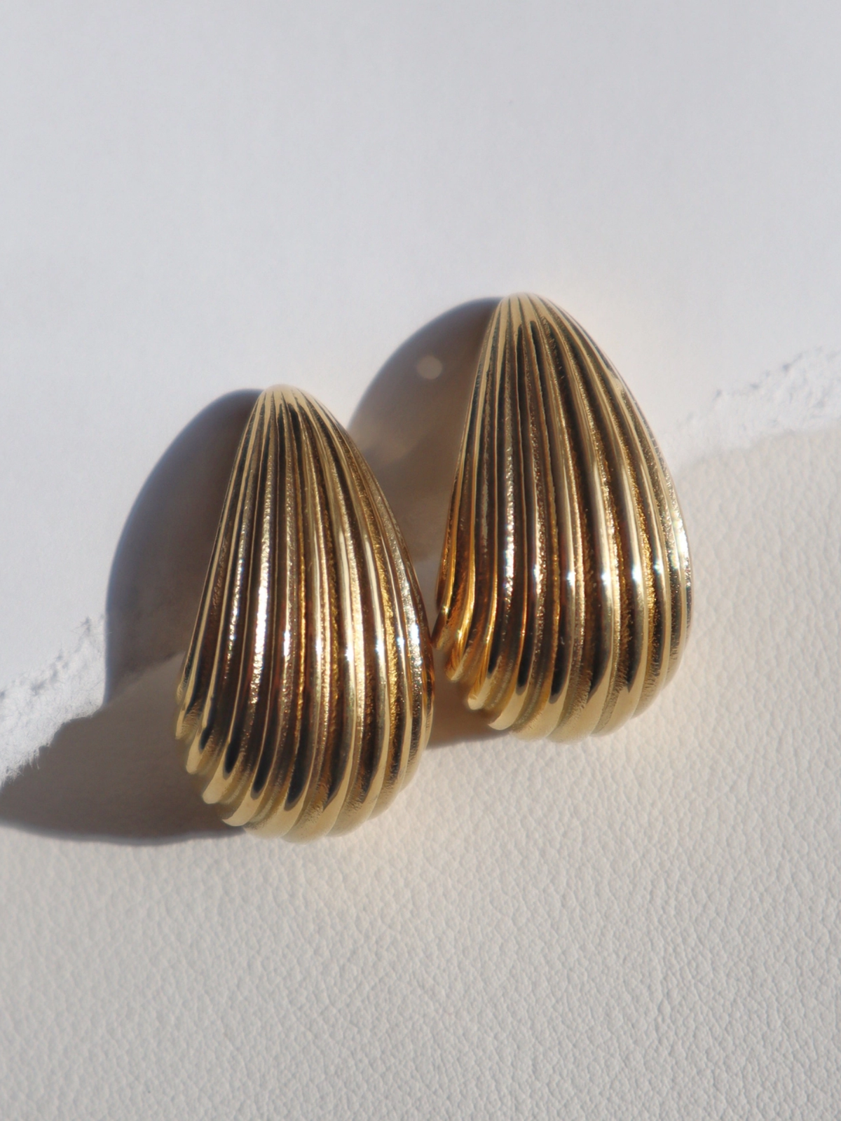 Ines Oversized Ribbed Teardrop Hoop Earrings (Gold)