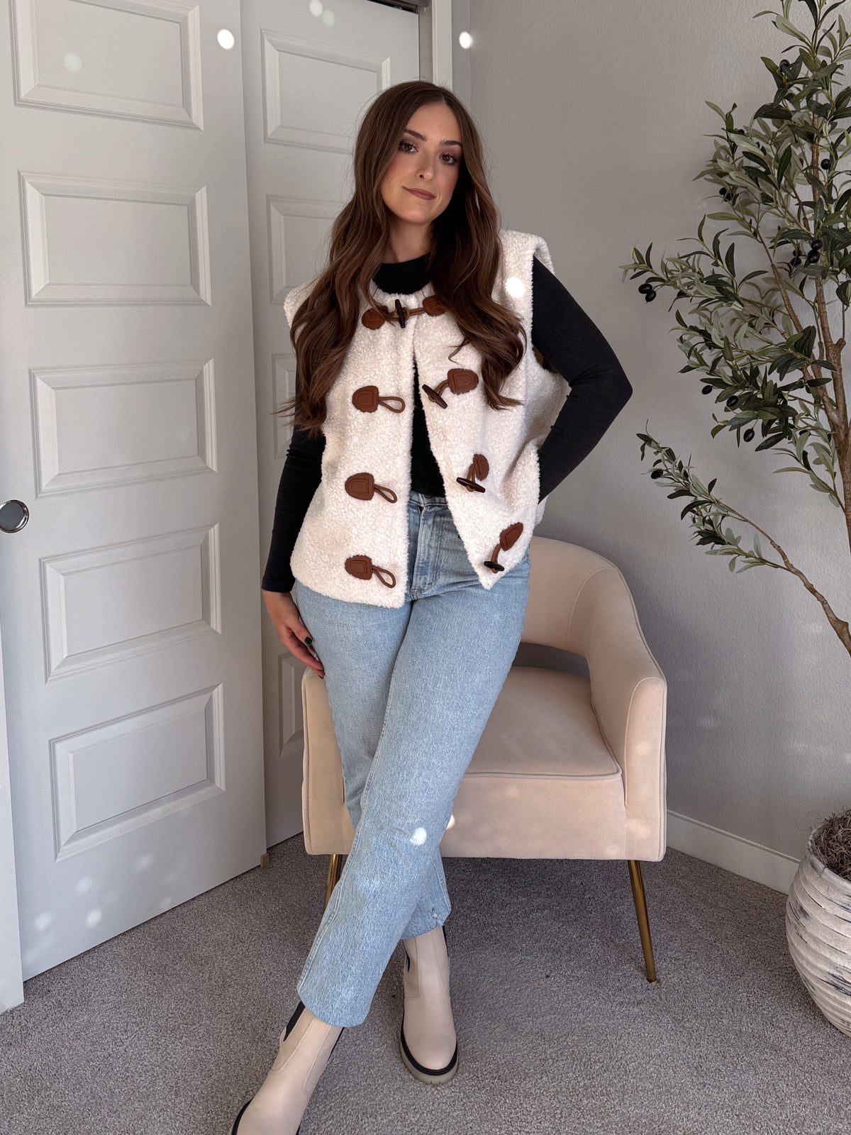 Winterscape Oversized Toggle Sherpa Vest (Cream)