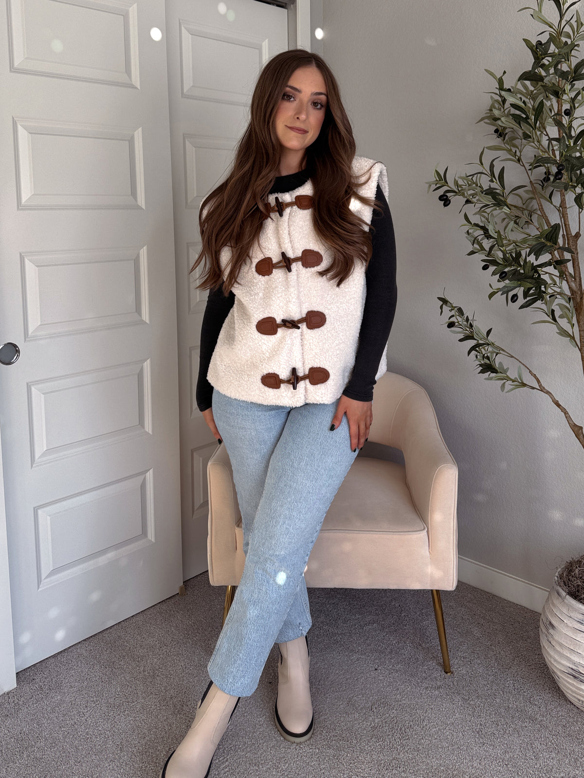 Winterscape Oversized Toggle Sherpa Vest (Cream)