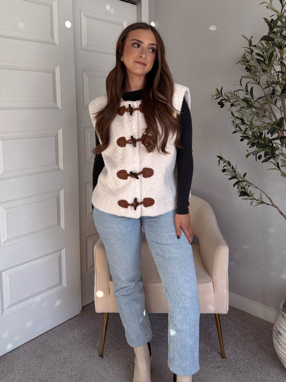 Winterscape Oversized Toggle Sherpa Vest (Cream)