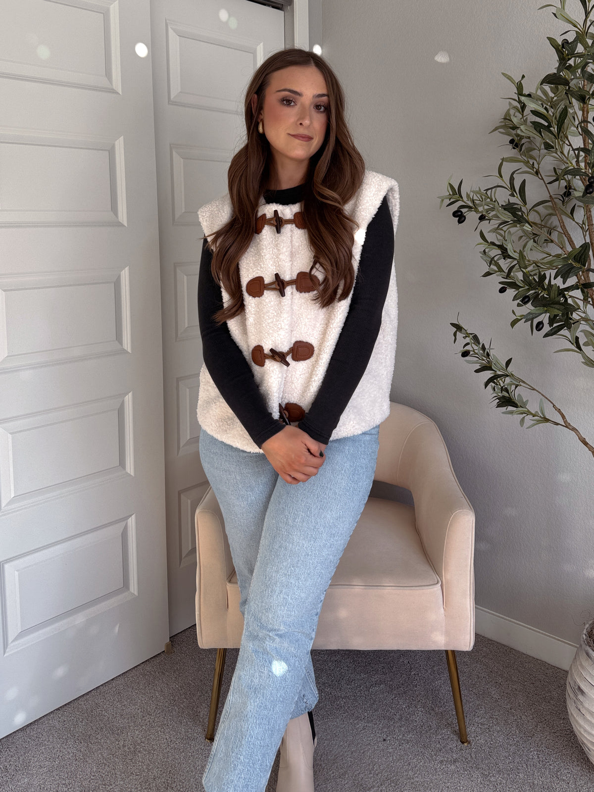 Winterscape Oversized Toggle Sherpa Vest (Cream)