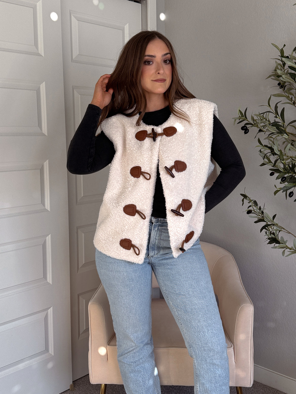 Winterscape Oversized Toggle Sherpa Vest (Cream)